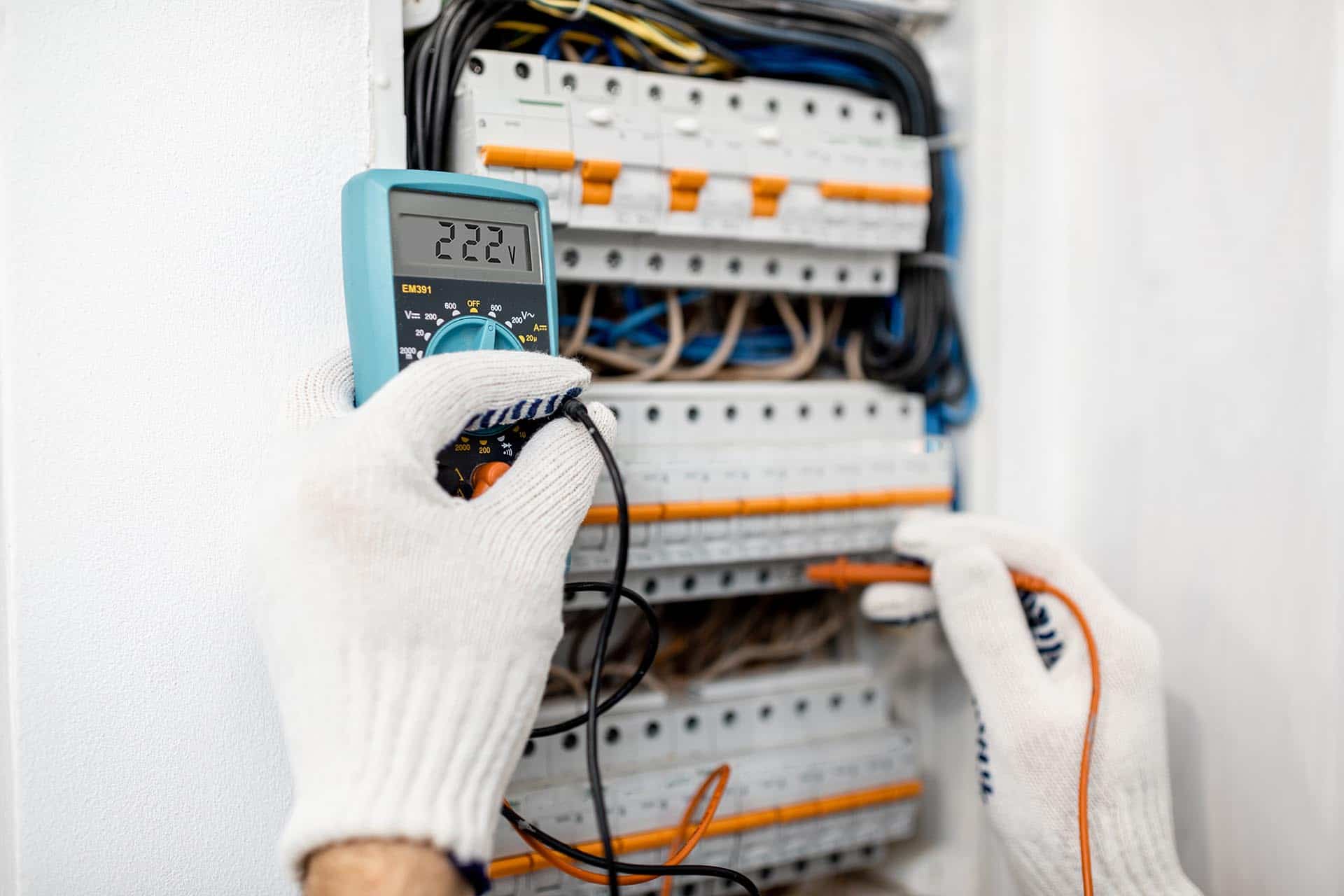 Elektriker i gang med at installere eller reparere en el-tavle eller HPFI-relæ